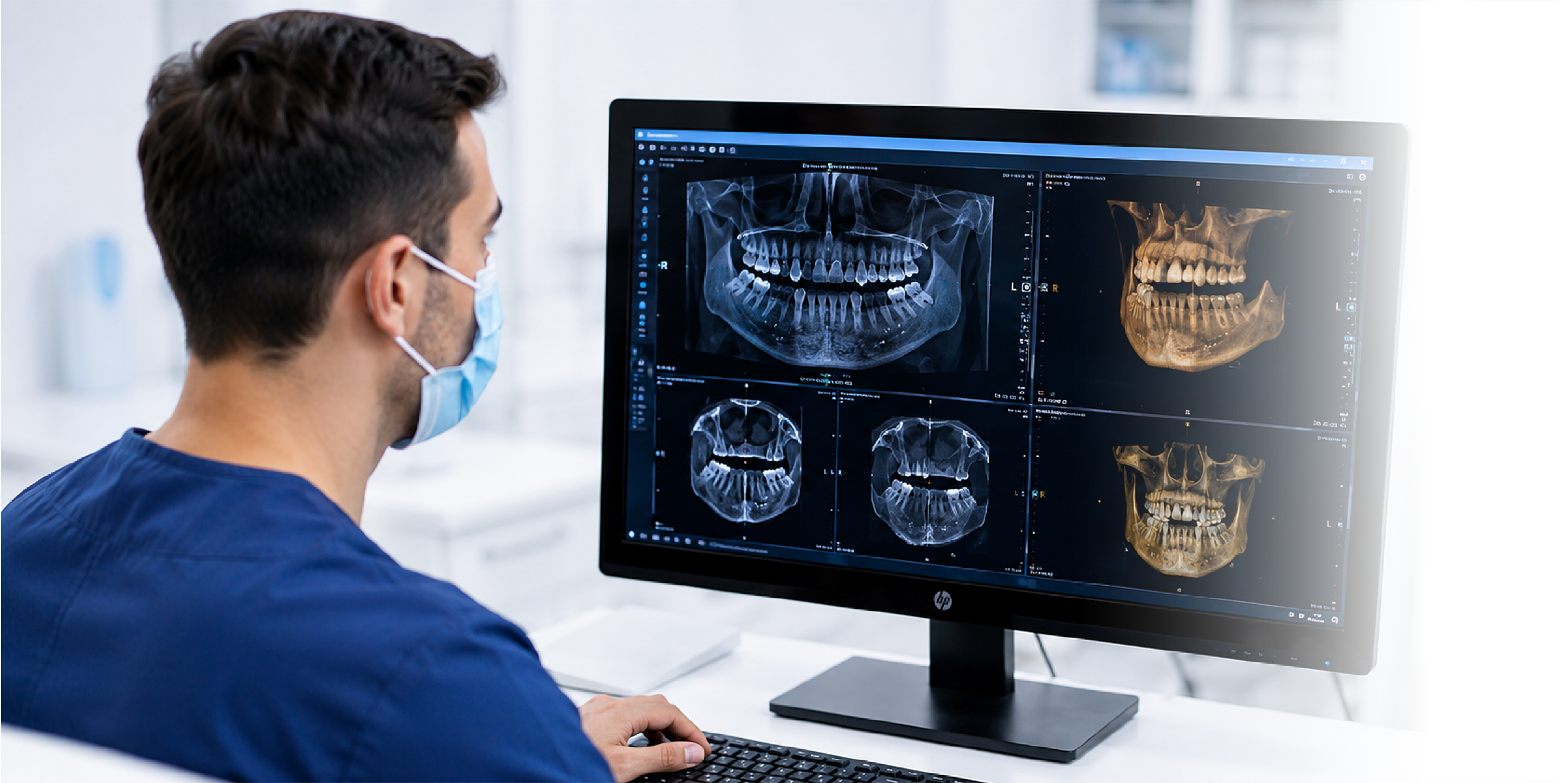 Especialista revisando estudios de imagen odontológica